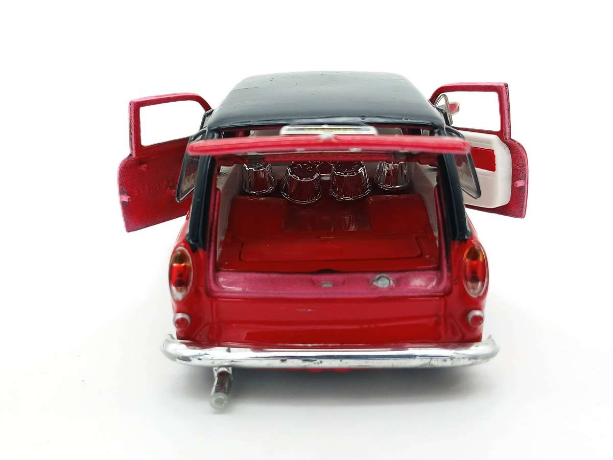 Maisto Volkswagen VW 1967 Squareback Allstars for restoration 1/24