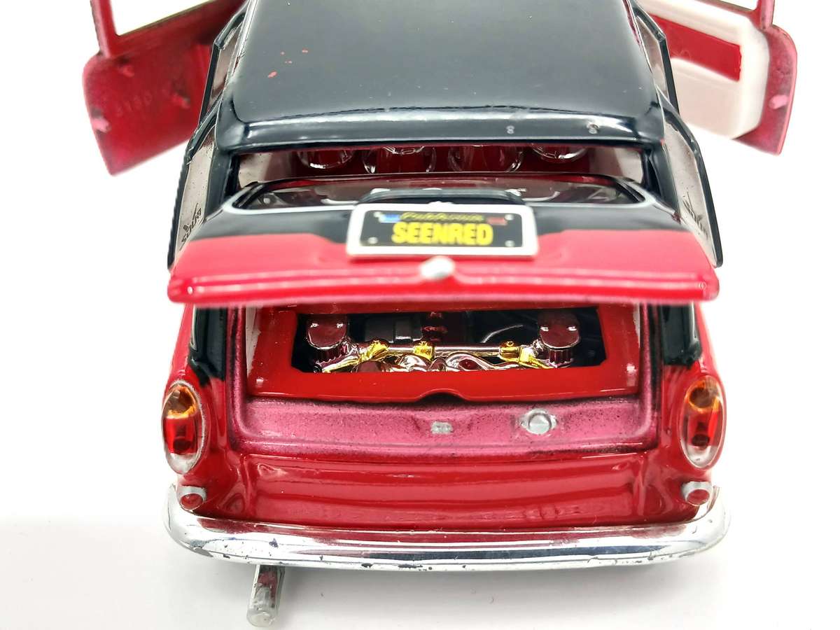 Maisto Volkswagen VW 1967 Squareback Allstars for restoration 1/24