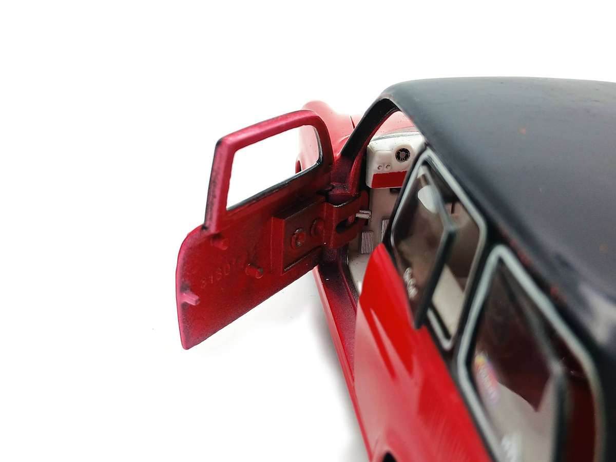 Maisto Volkswagen VW 1967 Squareback Allstars for restoration 1/24