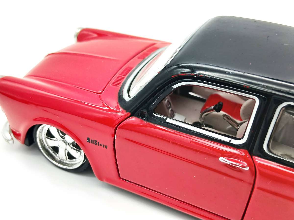 Maisto Volkswagen VW 1967 Squareback Allstars for restoration 1/24