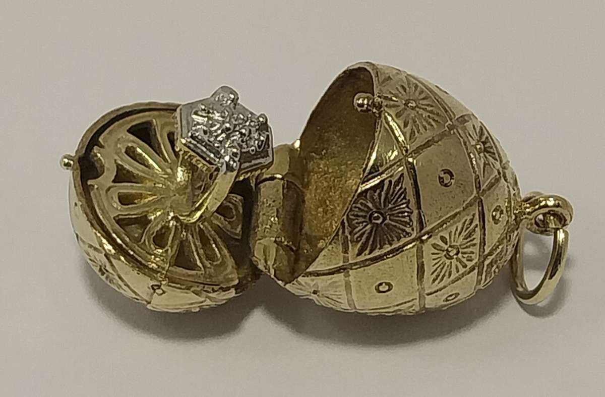 9ct Yellow Gold Egg Pendant