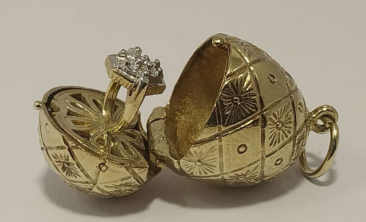 9ct Yellow Gold Egg Pendant