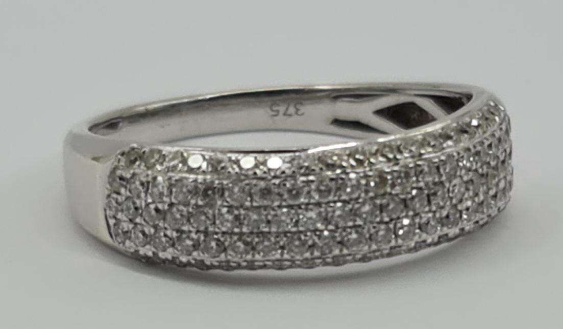9ct WHITE GOLG RING WITH DIAMONDS