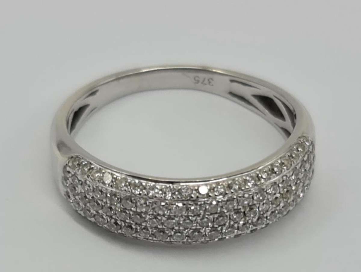 9ct WHITE GOLG RING WITH DIAMONDS