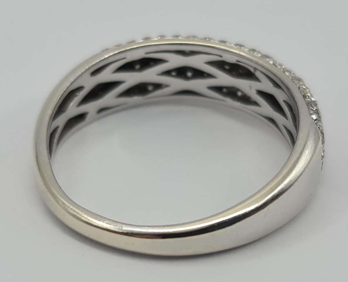 9ct WHITE GOLG RING WITH DIAMONDS