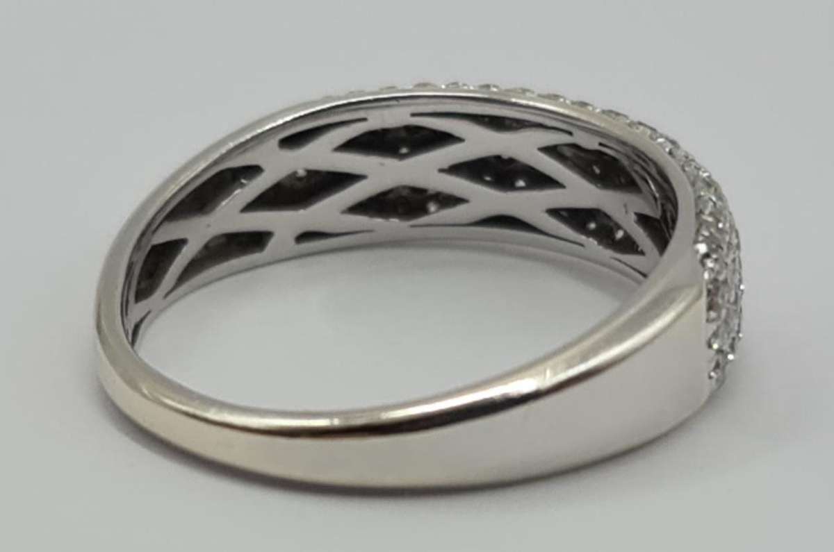 9ct WHITE GOLG RING WITH DIAMONDS