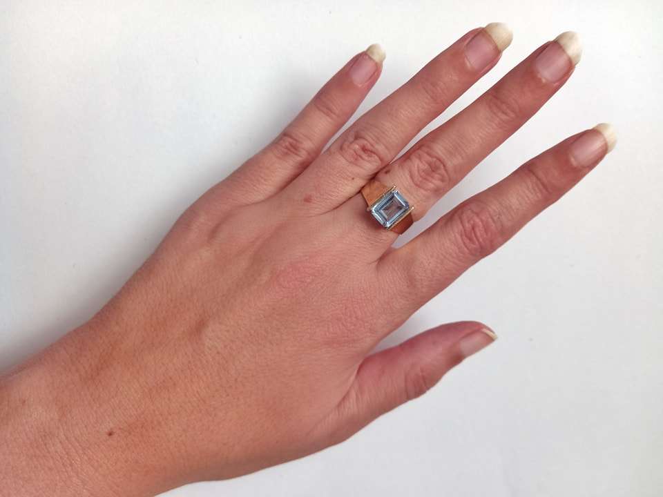 Midcentury-Modern blue topaz ring (9ct gold)