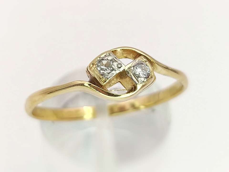 Vintage 18ct twin white diamond ring