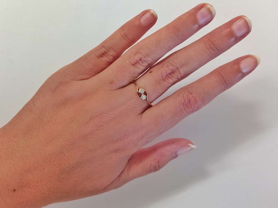 Vintage 18ct twin white diamond ring