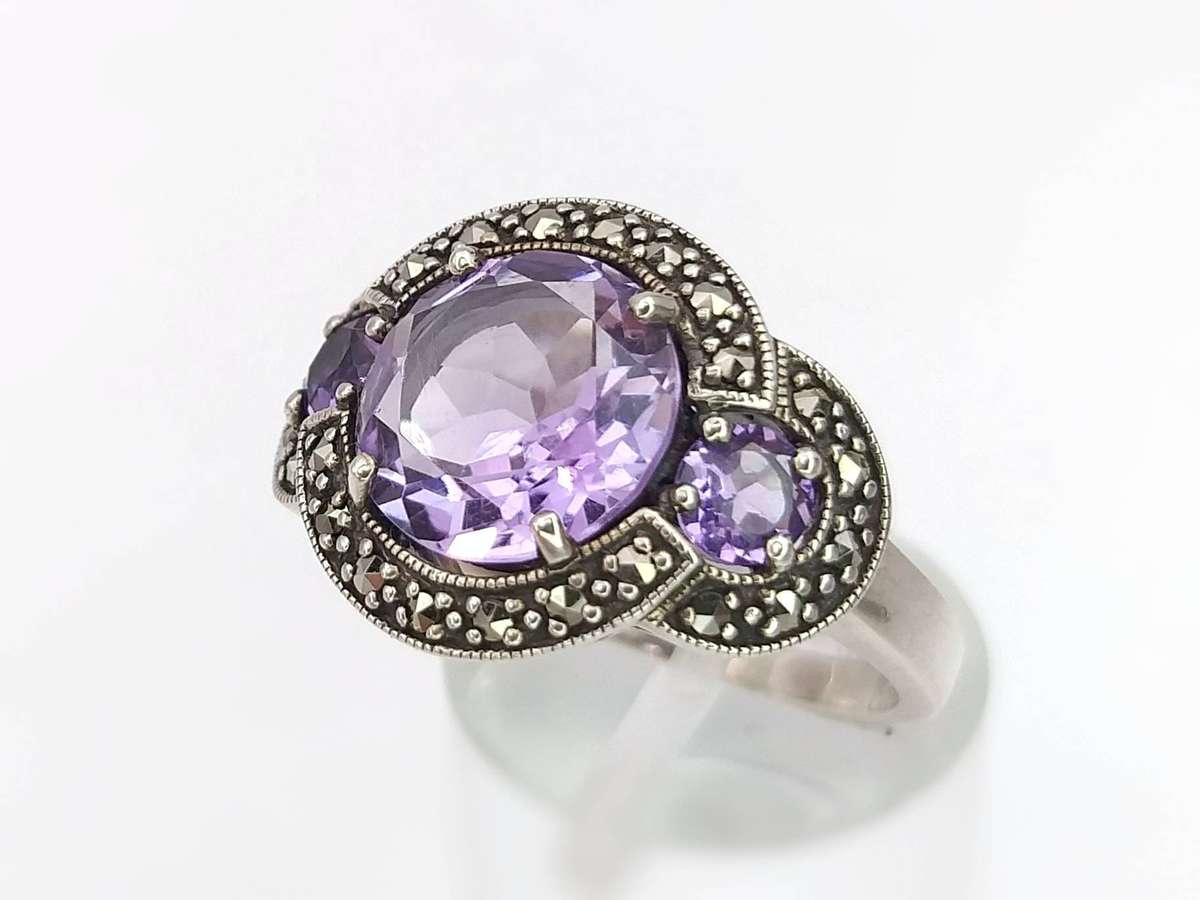 Sumptuous amethyst and marcasite ring (sterling silver)