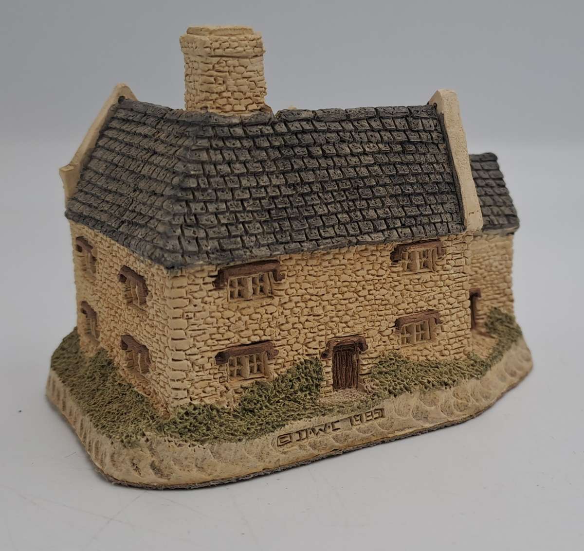 1985 David Winter Cottage Collection "Blackfriars Grange" Hand Made in Great Britain.