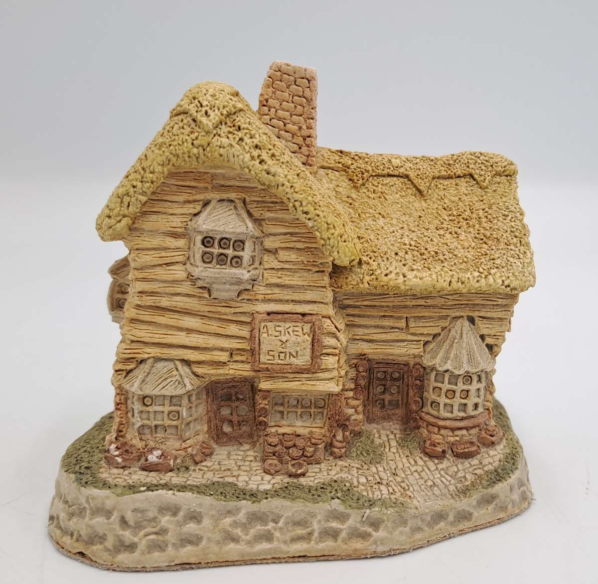1982 David Winter Cottage Collection "The Village Shop" Hand Made in Great Britain.