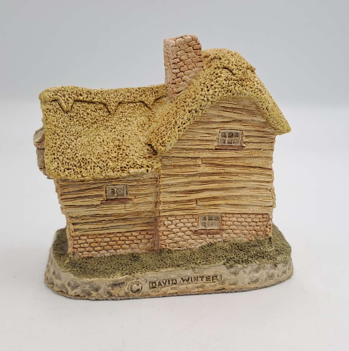 1982 David Winter Cottage Collection "The Village Shop" Hand Made in Great Britain.