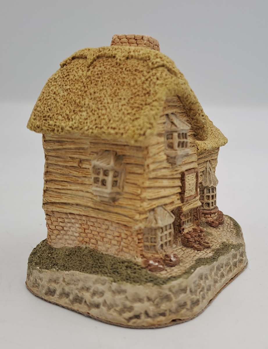 1982 David Winter Cottage Collection "The Village Shop" Hand Made in Great Britain.