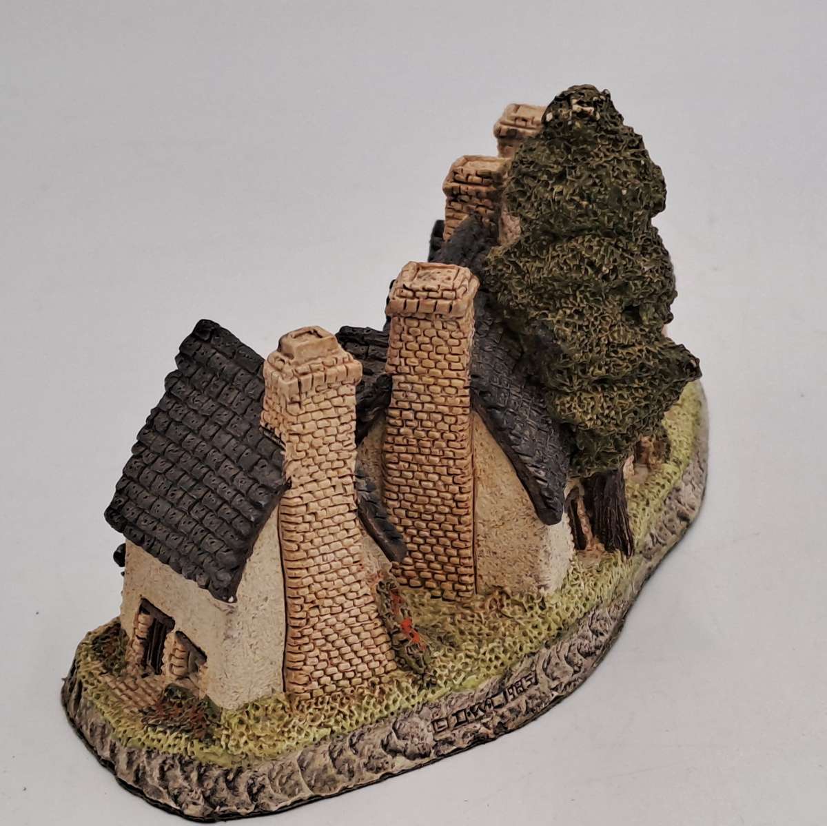 1985 David Winter Cottage Collection"Craftsmens Cottage" Hand Made In Great Britain.