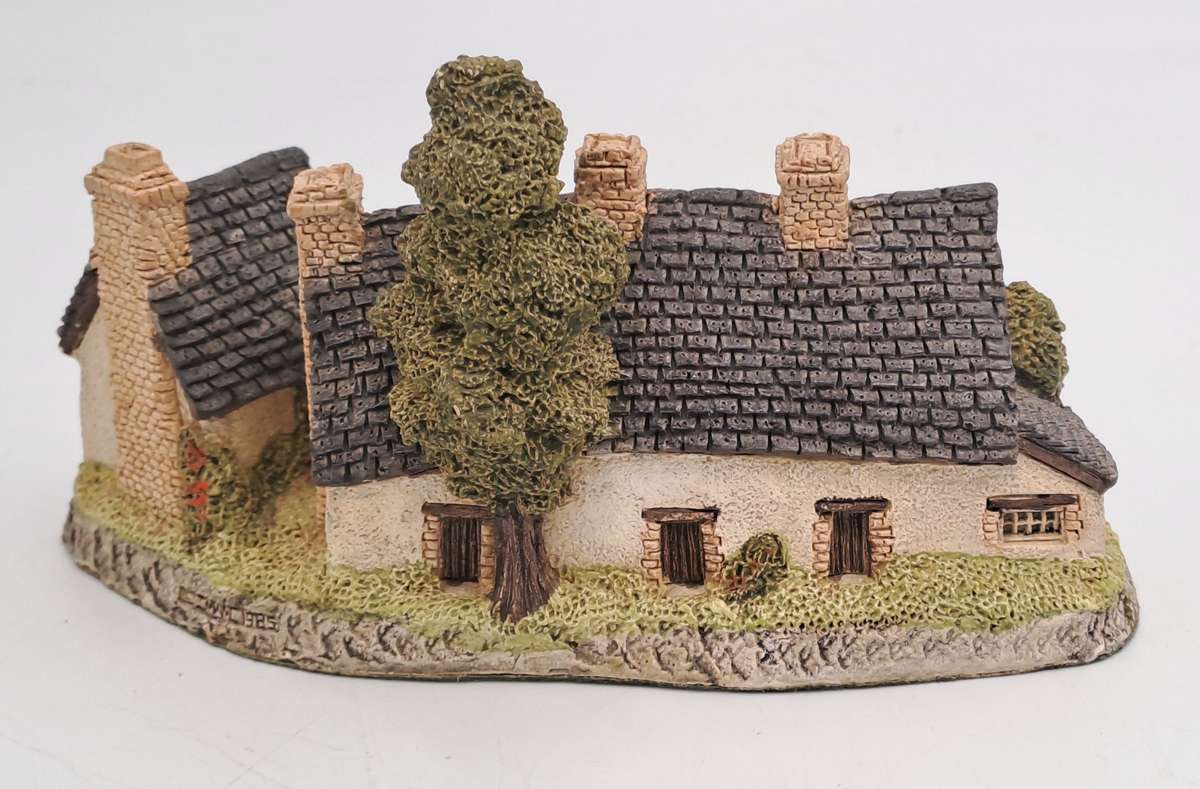 1985 David Winter Cottage Collection"Craftsmens Cottage" Hand Made In Great Britain.
