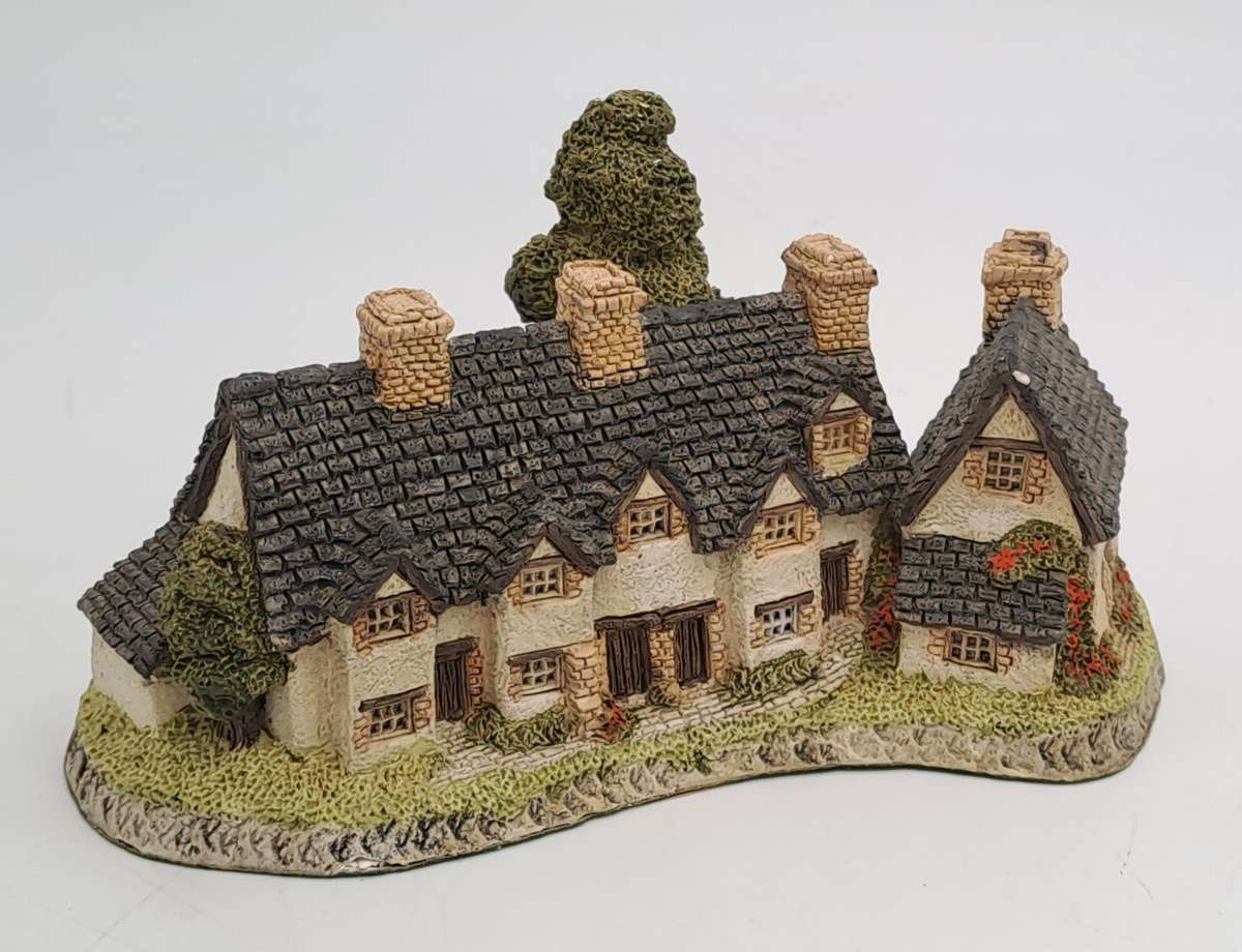 1985 David Winter Cottage Collection"Craftsmens Cottage" Hand Made In Great Britain.