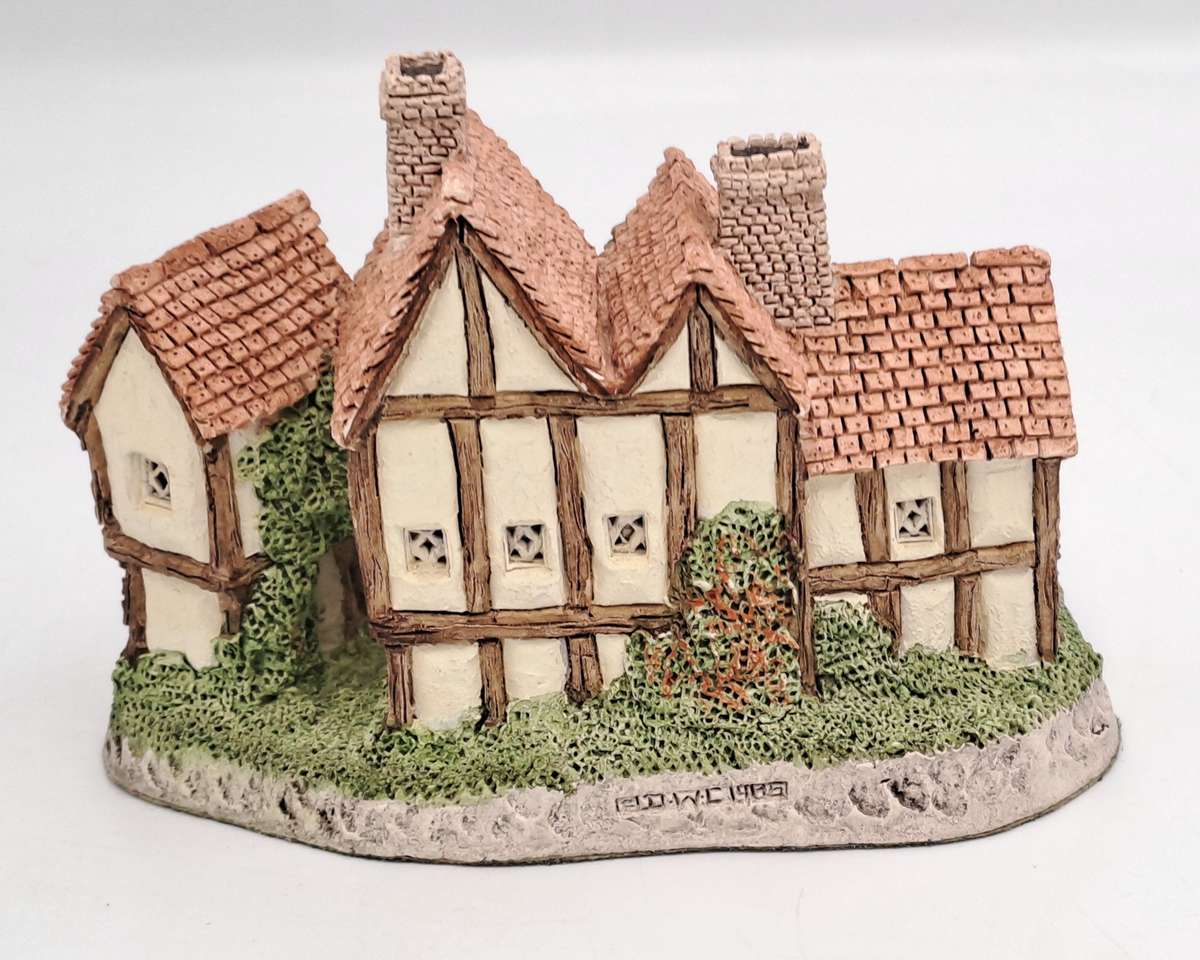 1985 David Winter Cottage Collection"The Apothecarys Shop" Hand Made In Great Britain.
