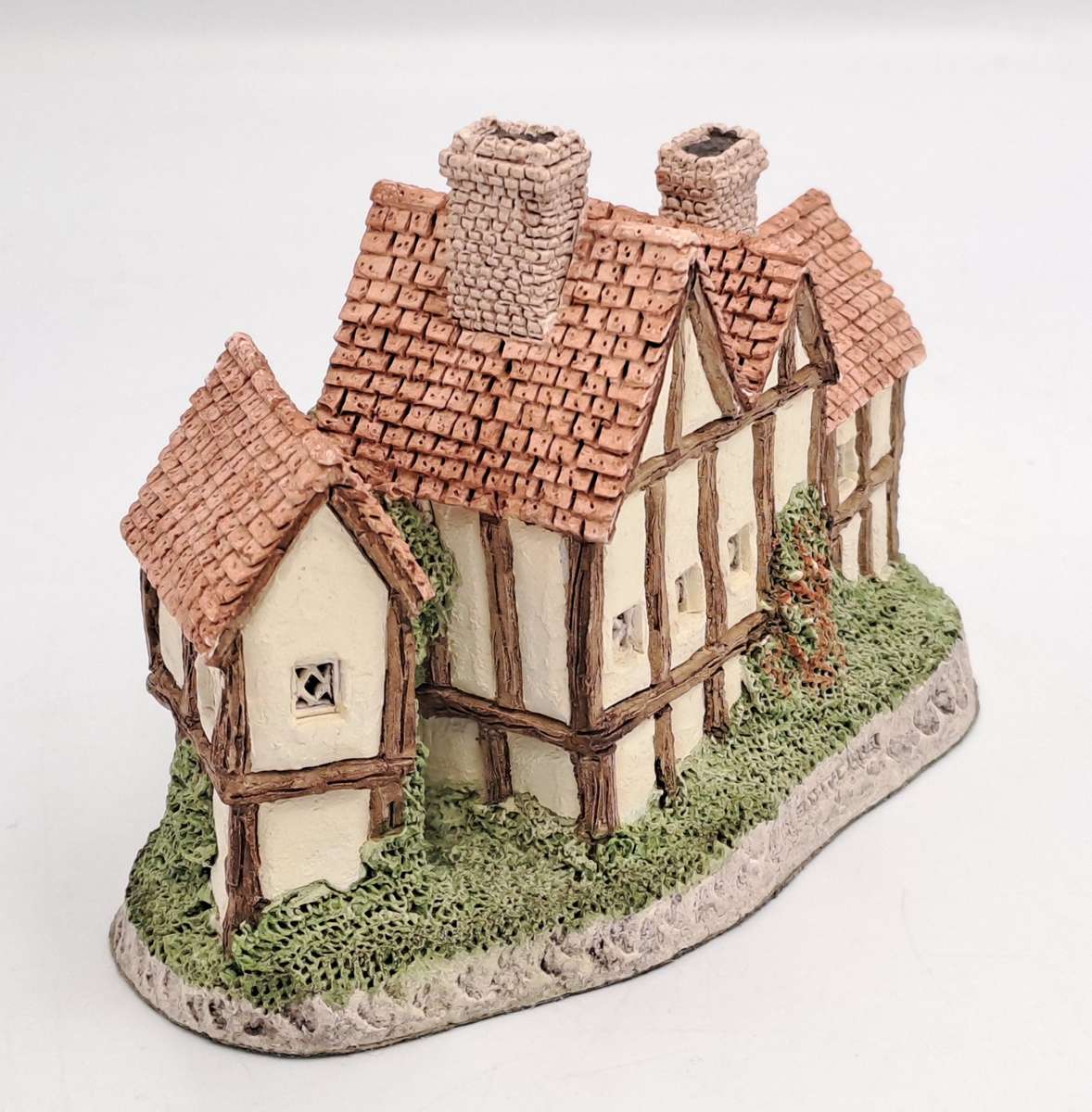 1985 David Winter Cottage Collection"The Apothecarys Shop" Hand Made In Great Britain.