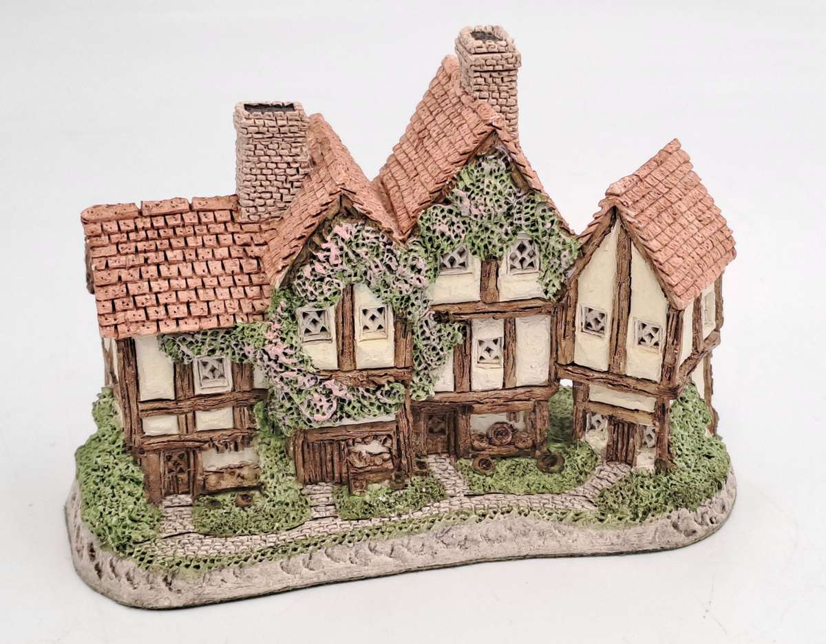 1985 David Winter Cottage Collection"The Apothecarys Shop" Hand Made In Great Britain.
