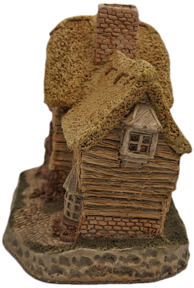 1982 David Winter Cottage Collection "The Village Shop" Hand Made in Great Britain.
