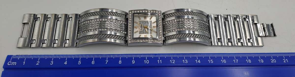 Pre-Owned -Ladies Yalalusi Quartz Fashion watch- Boxed - Working