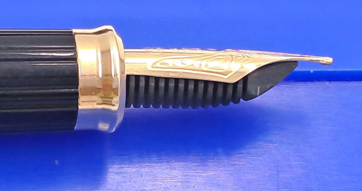 Pre-Owned 10kt Rolled Gold GROSS Fountain Pen with 18kt Gold Nip -Boxed