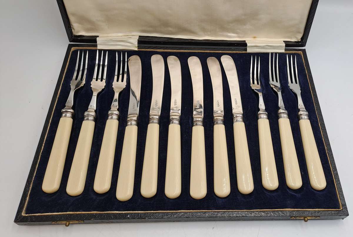 Antique / Vintage 12pc Knife And Fork Cutlery Set EPNS Silver Plated-Boxed -England