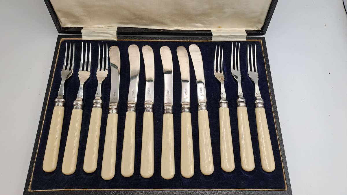 Antique / Vintage 12pc Knife And Fork Cutlery Set EPNS Silver Plated-Boxed -England