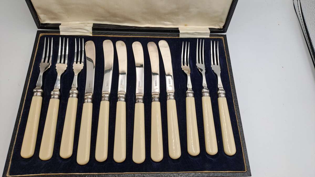 Antique / Vintage 12pc Knife And Fork Cutlery Set EPNS Silver Plated-Boxed -England