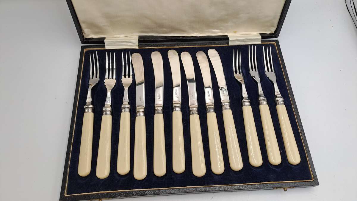 Antique / Vintage 12pc Knife And Fork Cutlery Set EPNS Silver Plated-Boxed -England