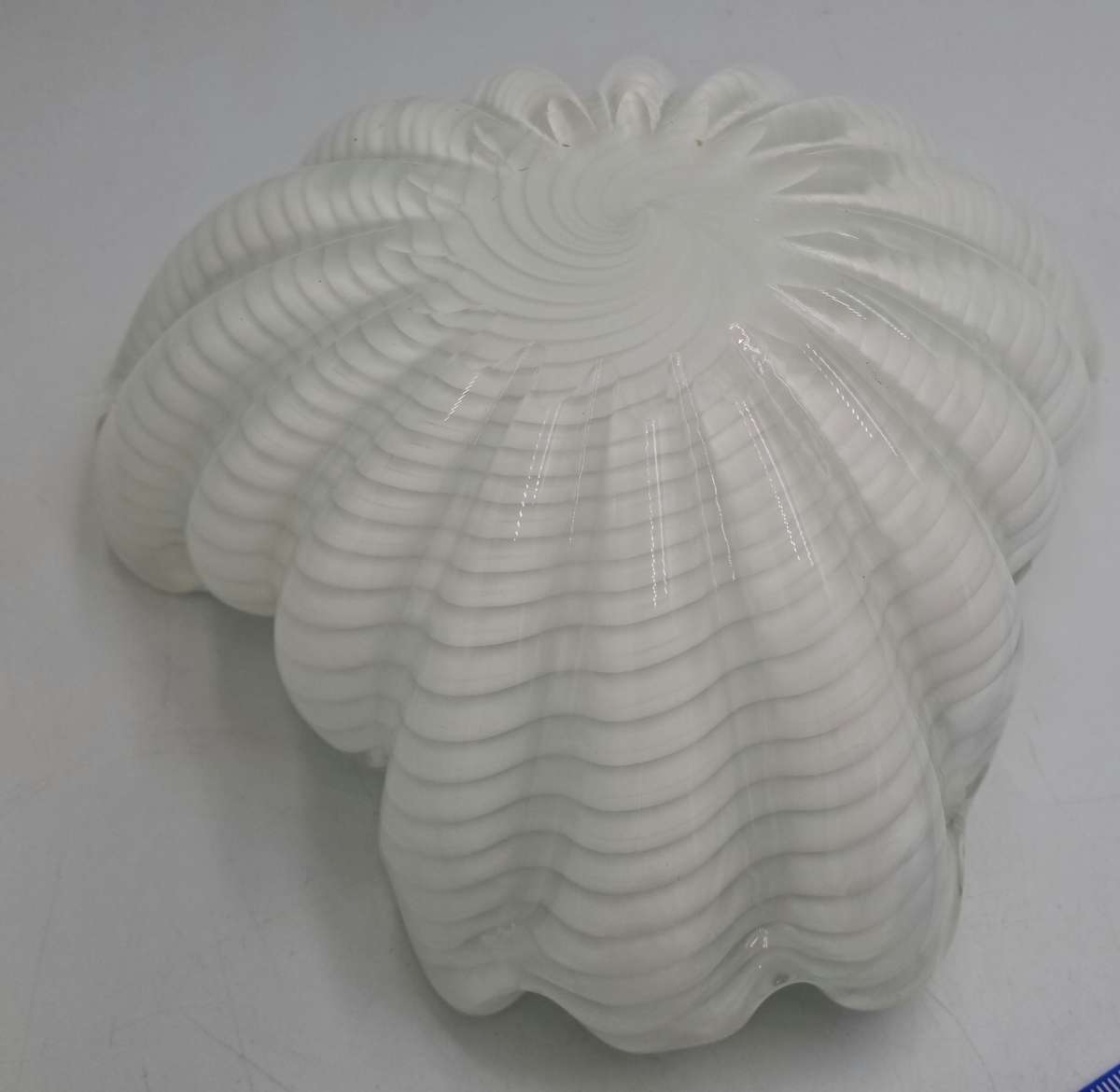 Murano Art Glass Brilliant White Swirl Vase 7,5cm x 18,5cm x 15,5cm