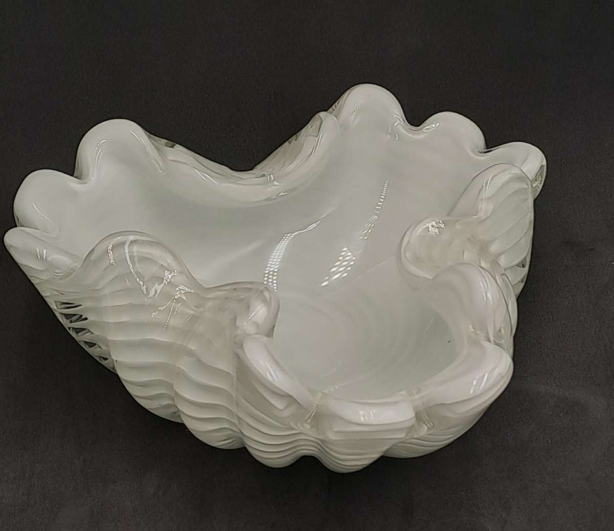 Murano Art Glass Brilliant White Swirl Vase 7,5cm x 18,5cm x 15,5cm