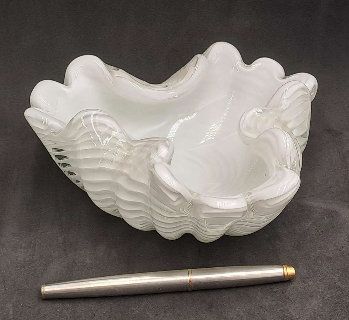 Murano Art Glass Brilliant White Swirl Vase 7,5cm x 18,5cm x 15,5cm