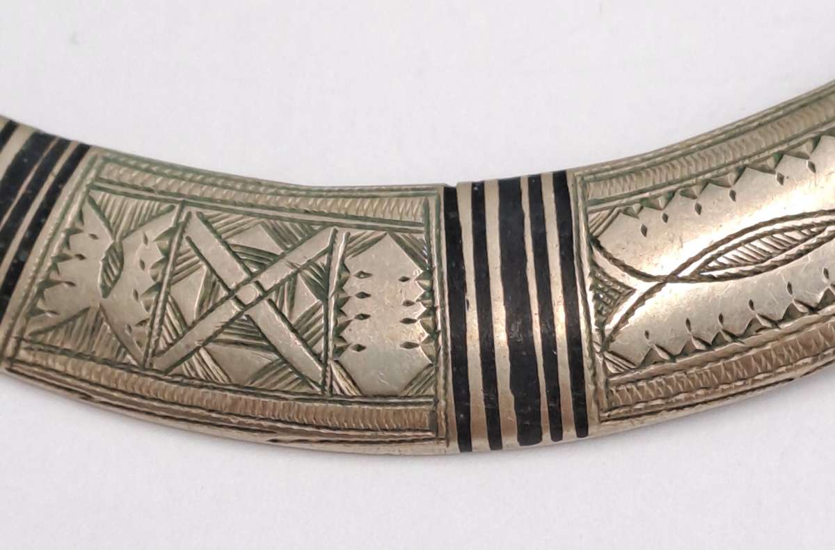 Vintage open choker necklace.  in tribal style made of white metal