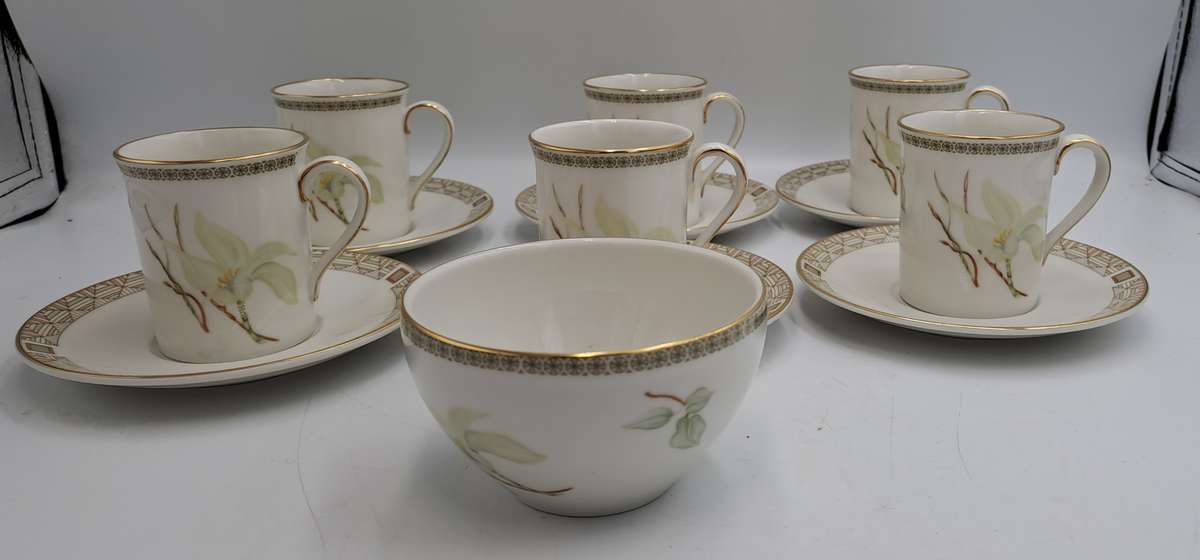 13pc Vintage 1978 Royal Doulton Fine China WHITE NILE TC 1122 cup and Saucers with Sugar Bowl