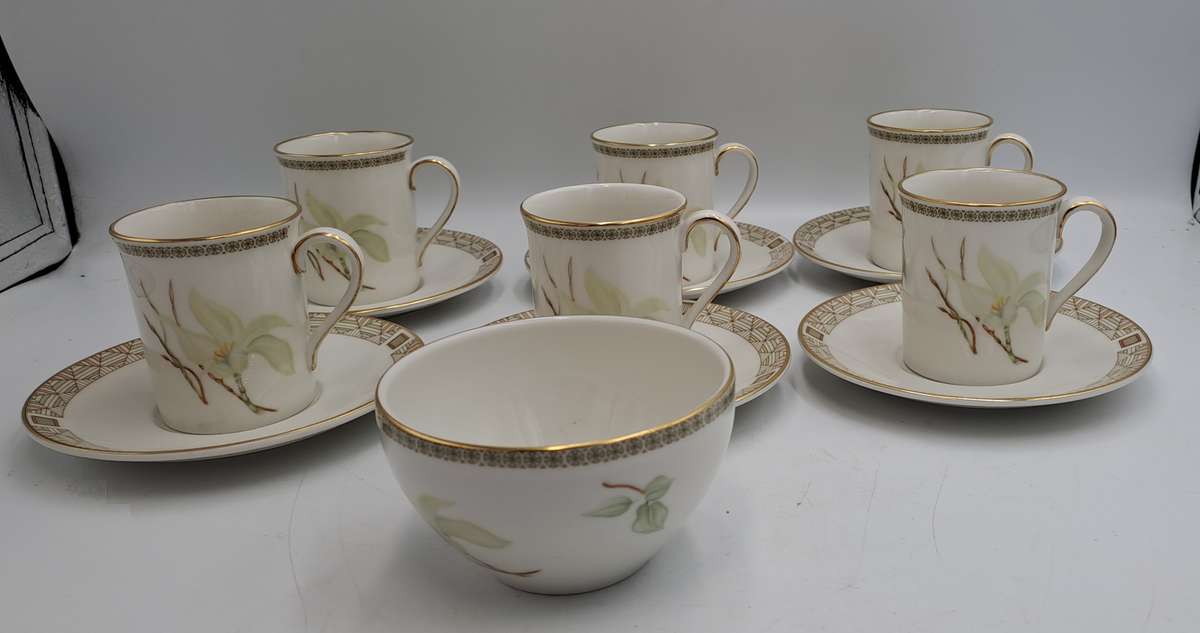 13pc Vintage 1978 Royal Doulton Fine China WHITE NILE TC 1122 cup and Saucers with Sugar Bowl