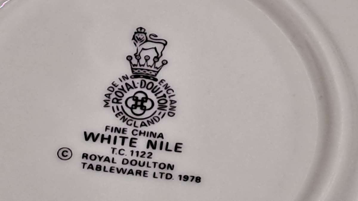 13pc Vintage 1978 Royal Doulton Fine China WHITE NILE TC 1122 cup and Saucers with Sugar Bowl