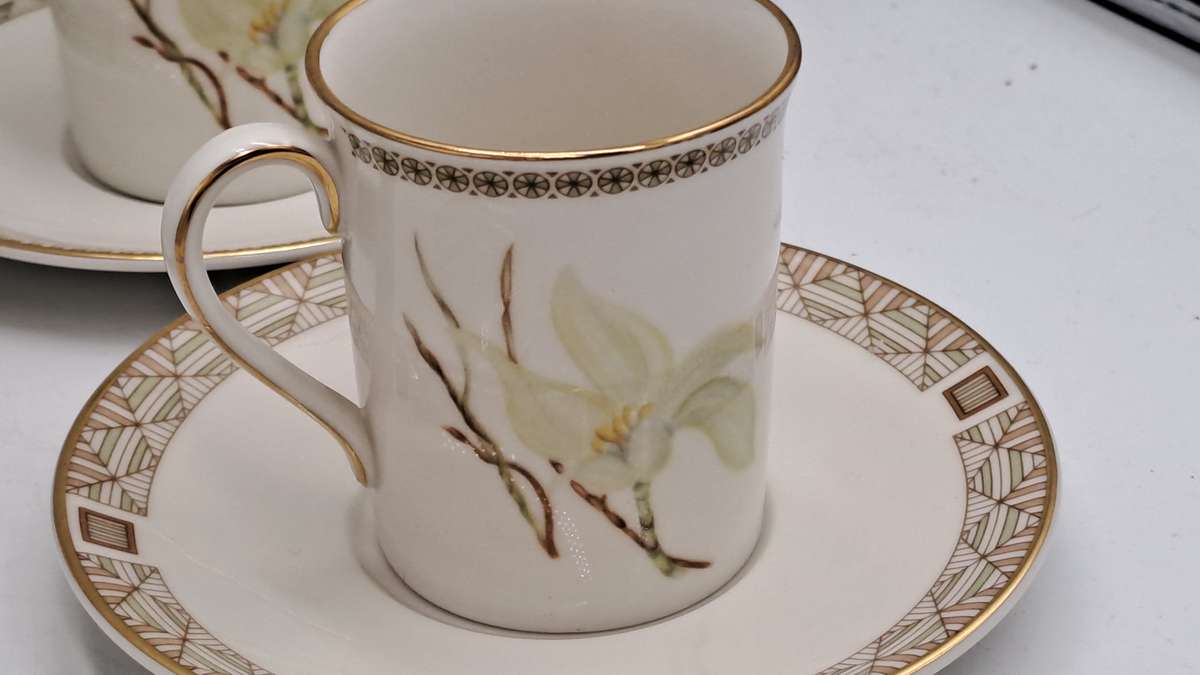 13pc Vintage 1978 Royal Doulton Fine China WHITE NILE TC 1122 cup and Saucers with Sugar Bowl