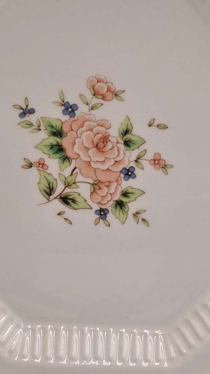 Discontinued 5 NIKKO Cameo Rose Plates -Classic Collection -Made in Japan (2 has tiny Chips )