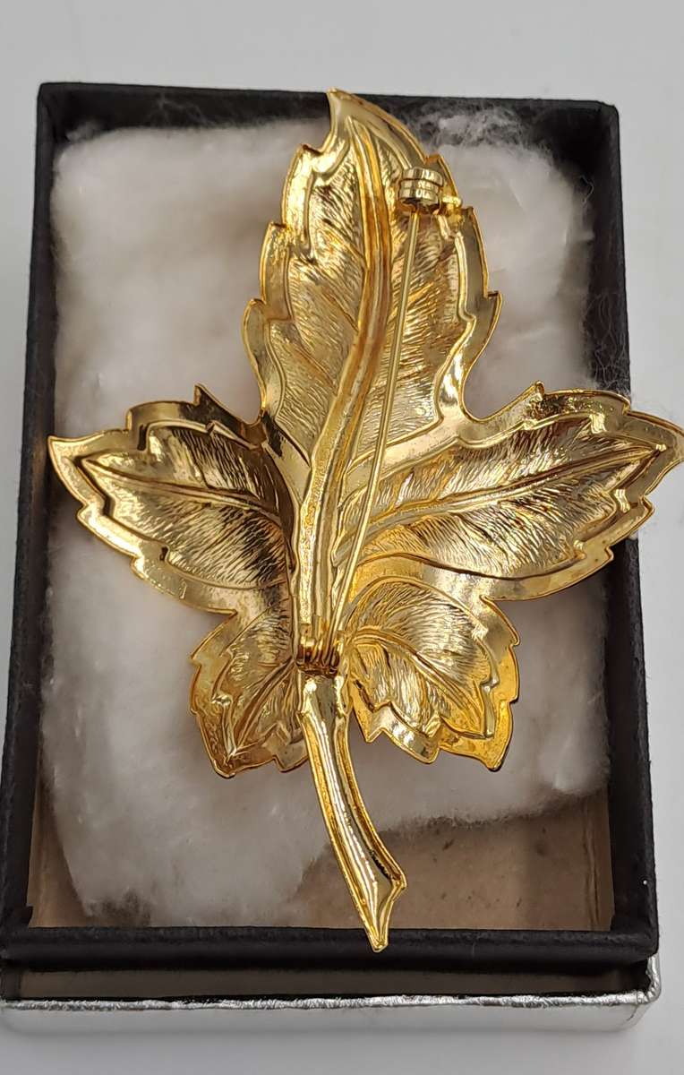 Vintage Gold Tone Pin Brooch Blush Pink Leaf -enamel