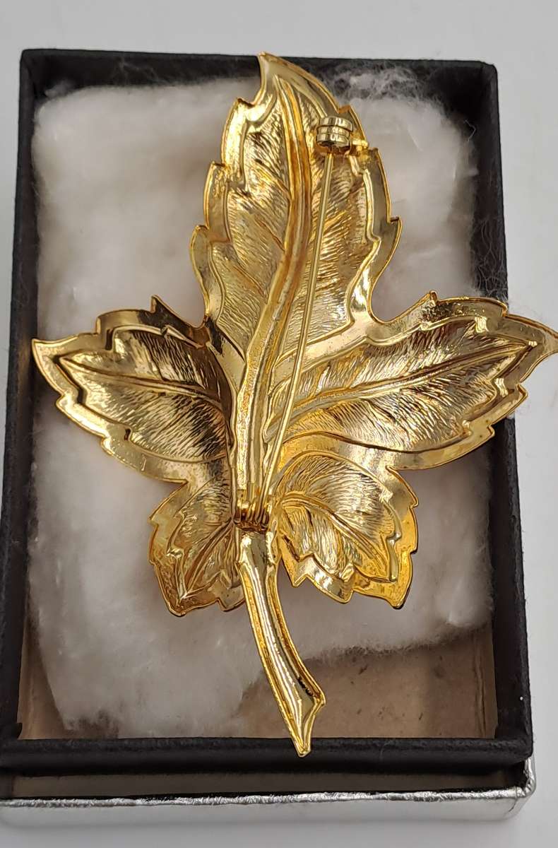 Vintage Gold Tone Pin Brooch Blush Pink Leaf -enamel