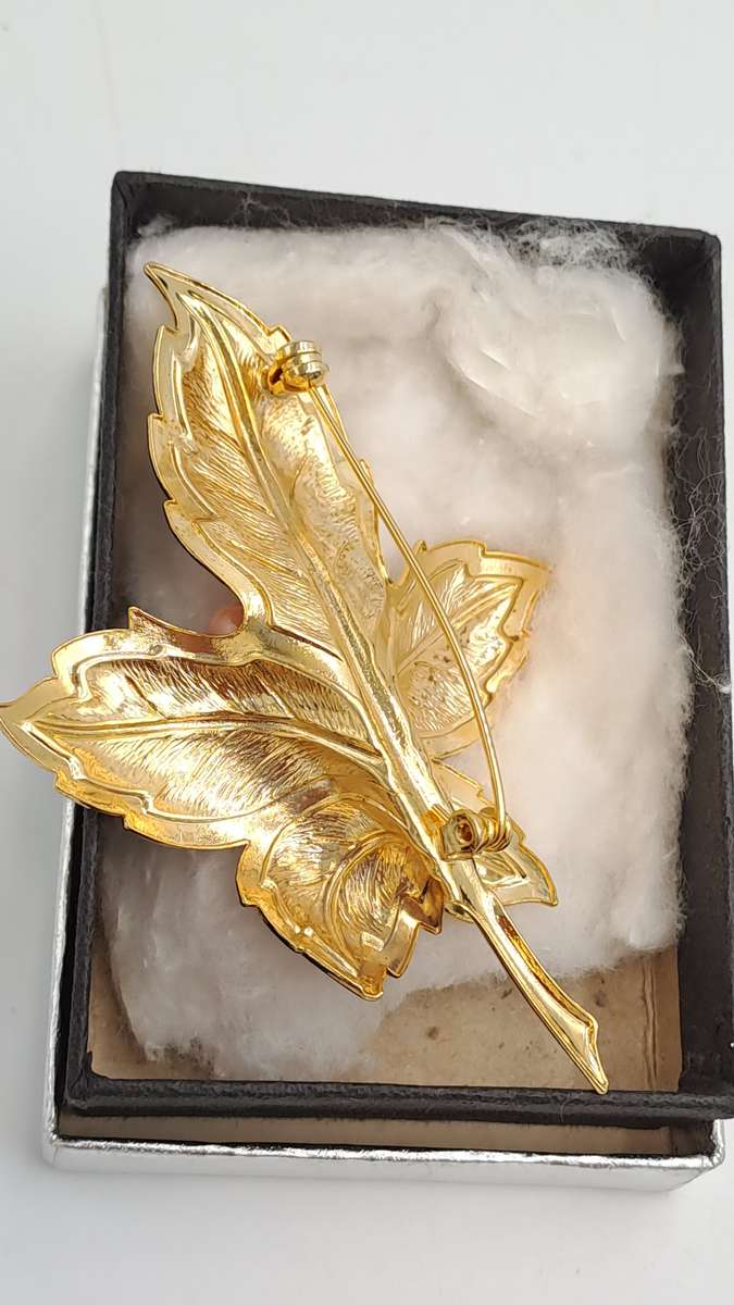 Vintage Gold Tone Pin Brooch Blush Pink Leaf -enamel