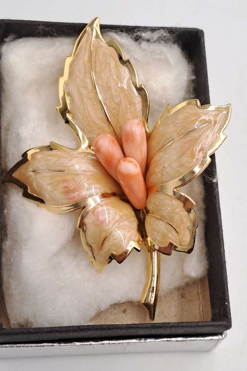 Vintage Gold Tone Pin Brooch Blush Pink Leaf -enamel