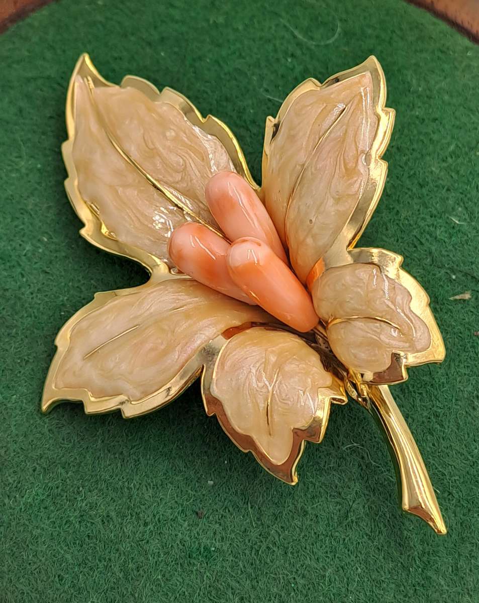 Vintage Gold Tone Pin Brooch Blush Pink Leaf -enamel