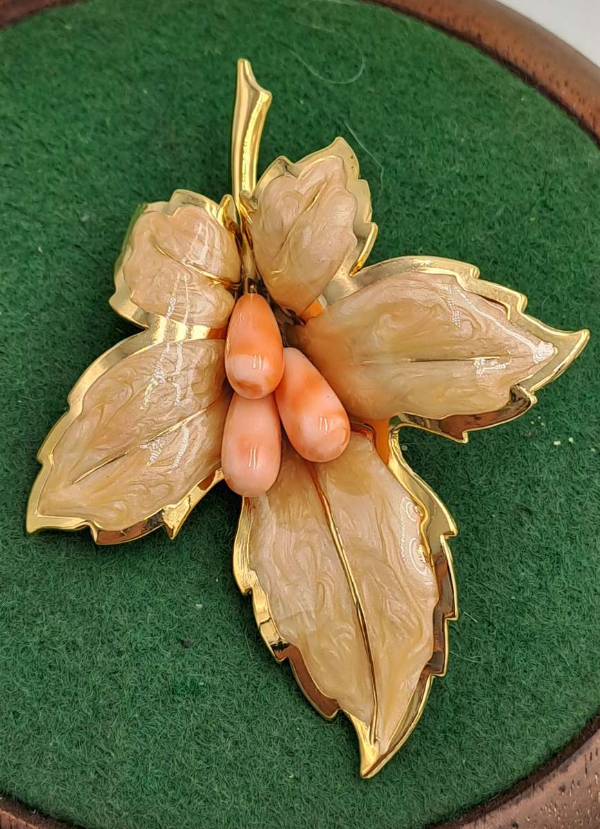 Vintage Gold Tone Pin Brooch Blush Pink Leaf -enamel