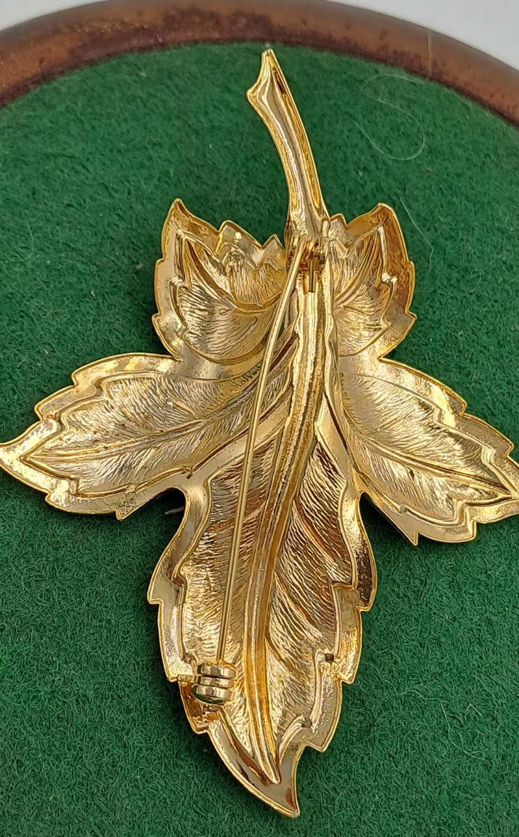Vintage Gold Tone Pin Brooch Blush Pink Leaf -enamel
