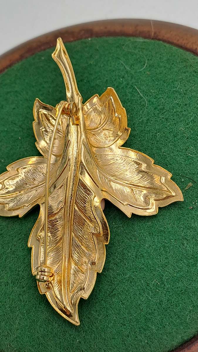 Vintage Gold Tone Pin Brooch Blush Pink Leaf -enamel
