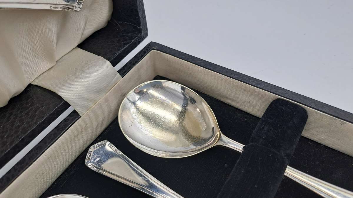 Vintage Sheffield cased silver dessert spoons with serving spoon, silver plated dessert set