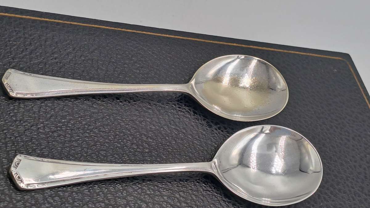 Vintage Sheffield cased silver dessert spoons with serving spoon, silver plated dessert set